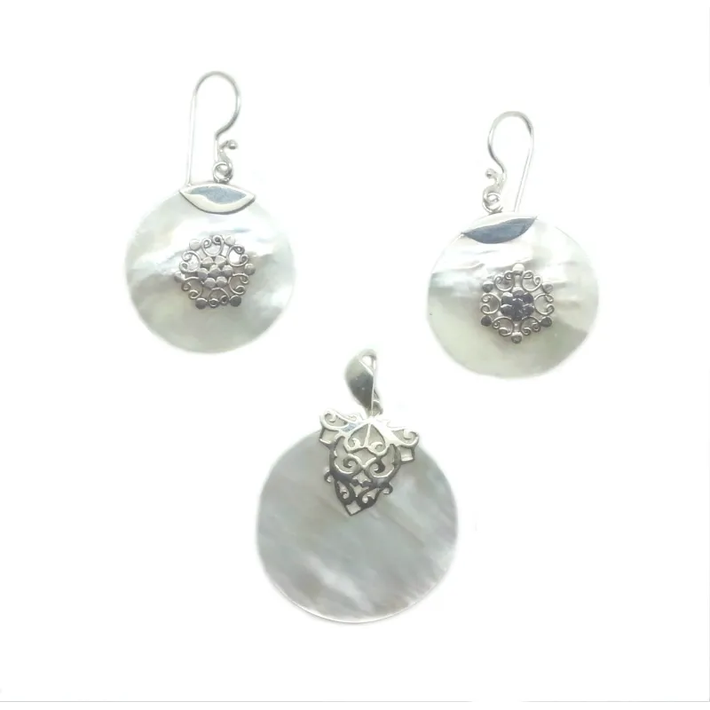 set en argent et nacre,soit un paire de boucles d'oreilles et un pendentif pour 169 francs.-bijouxbijoux.ch