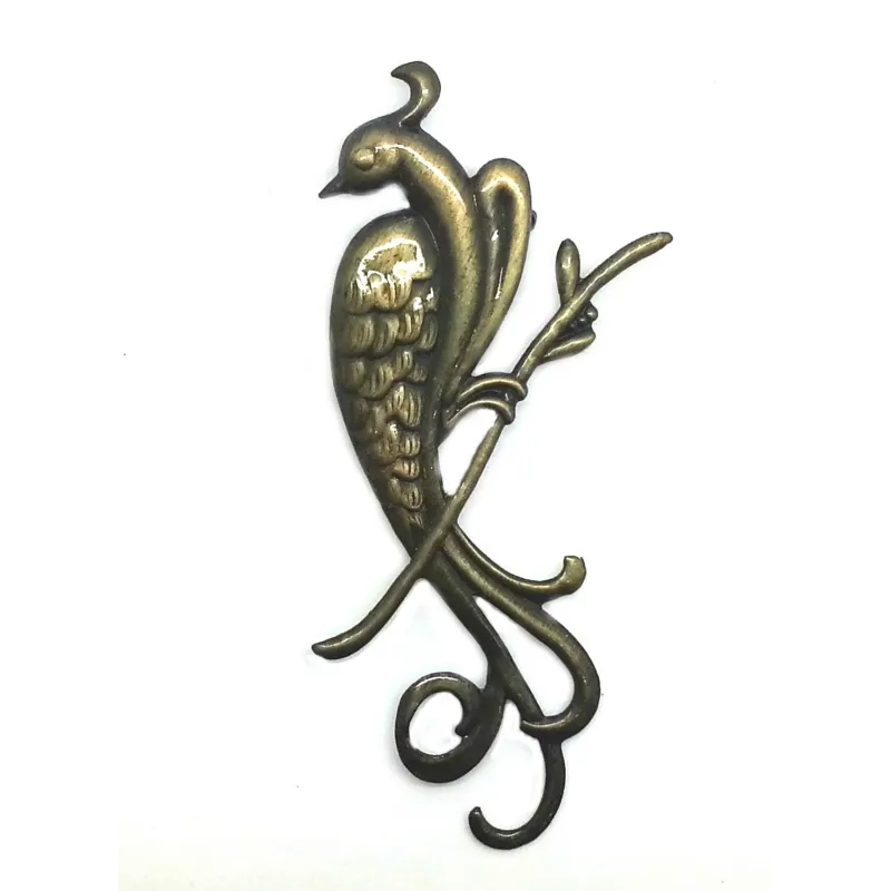 jolie broche , très légère