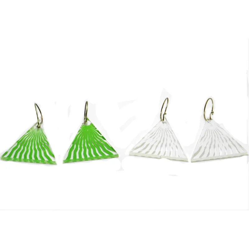 très jolies boucles d'oreilles en 5 couleurs différentes pour 10.- la paire