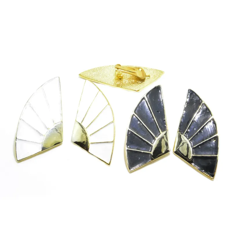 clips d'oreilles noire ou blanche 19 francs la paire.-bijouxbijoux.ch