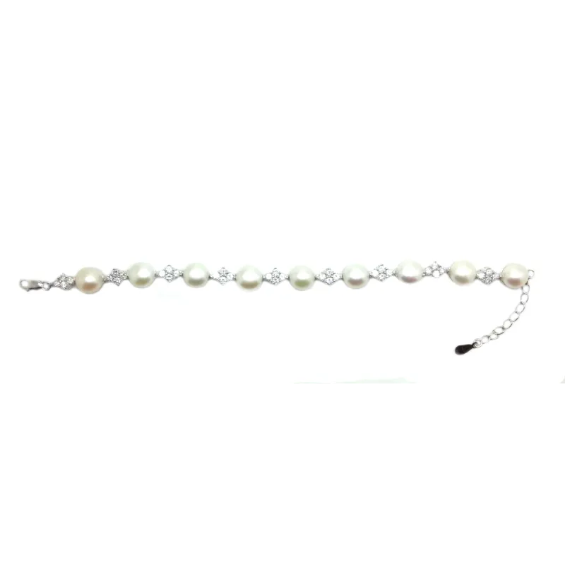 bracelet en argent monté avec de très nombreuses perles et strass ,159 frs .-bijouxbijoux.ch