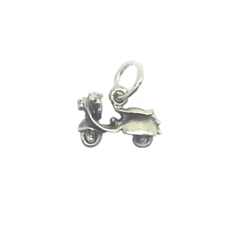 pendentif en argent , joli petit scooter pour 15 frs.-bijouxbijoux.ch