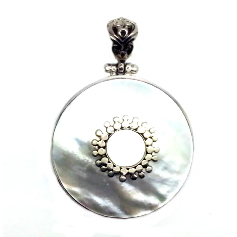 pendentif très sympa en argent massif et nacre pour 109 frs .-bijouxbijoux.ch